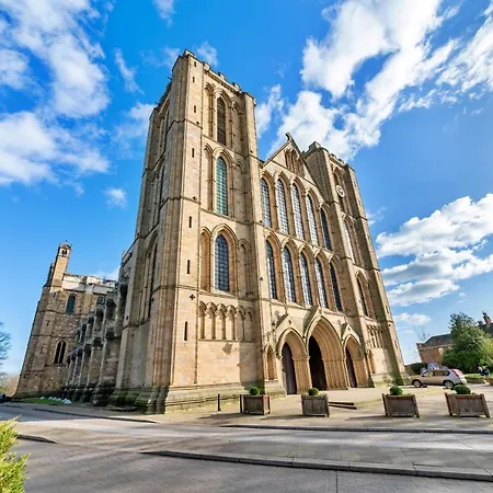 Finest Retreats - Market View * Ripon